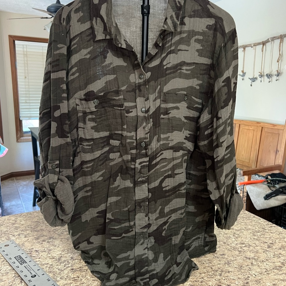 Sanctuary CAMO Button-Up soft gauze Shirt in Olive and Dark Green XL